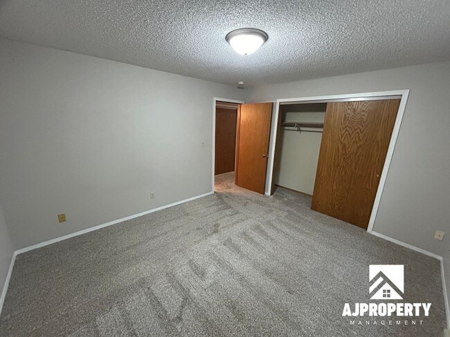 Building Photo - 916 S Menlo Ave