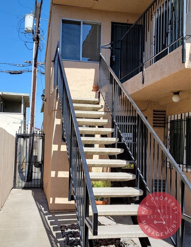 Building Photo - Centrally Located 2 Bed 1 Bath, Normal Hei...