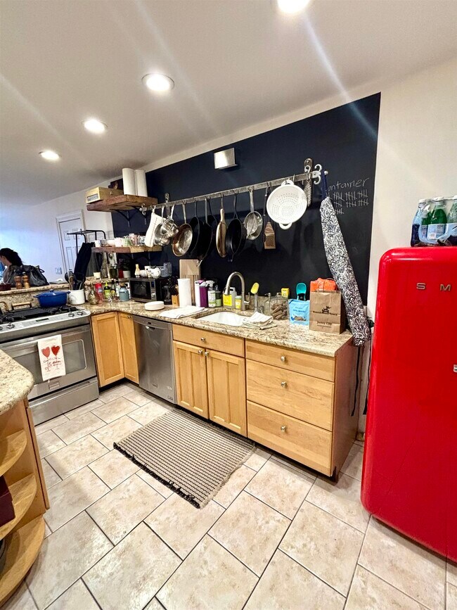 Building Photo - 204 Warren St