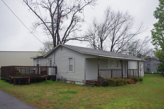 Building Photo - 501 N Pecan St