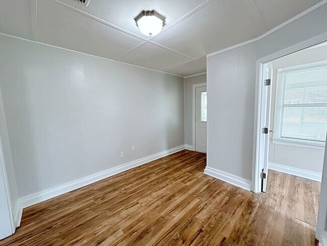 Building Photo - 317 Glenmore Ave