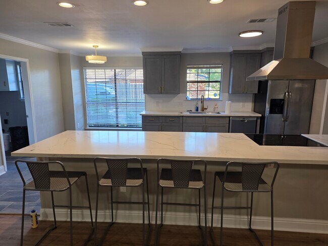 Building Photo - 12233 Park Lawn Ave