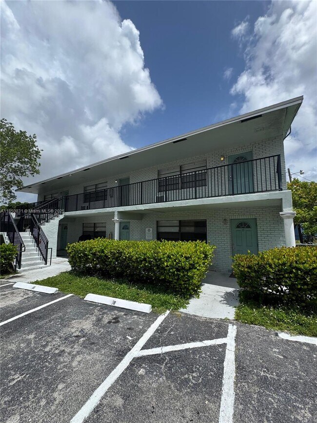 Primary Photo - 325 NW 15th St