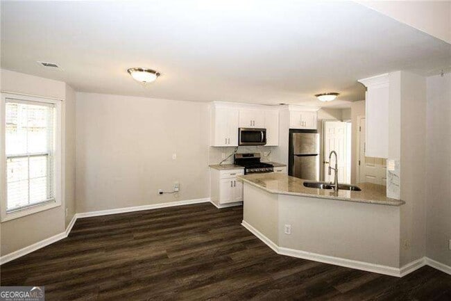Building Photo - 121 Stoneforest Dr