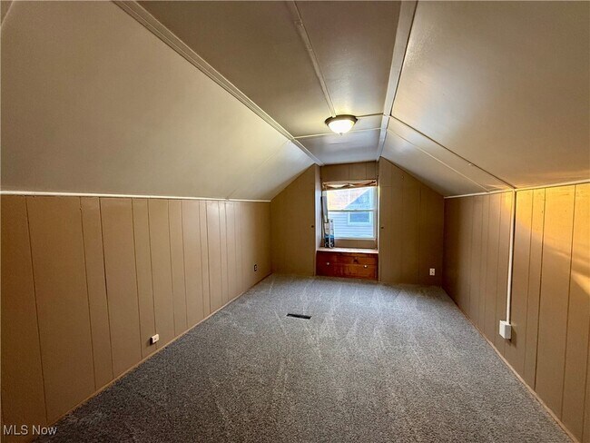 Building Photo - 912 E Archwood Ave