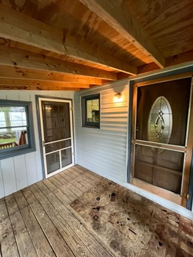 Building Photo - Charming 4 Bedroom 2 bath apartment near d...