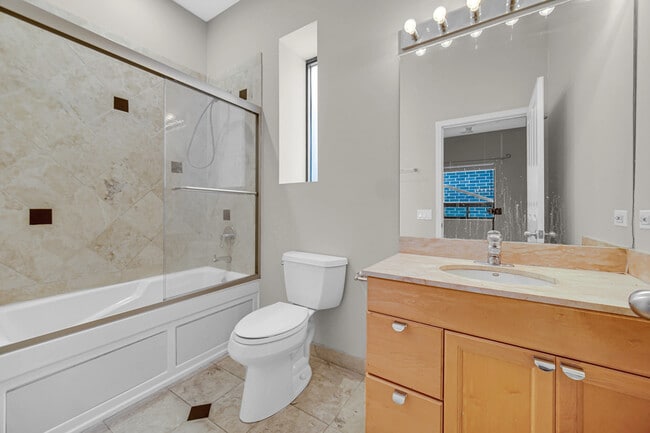 Building Photo - 1424 W Grand Ave