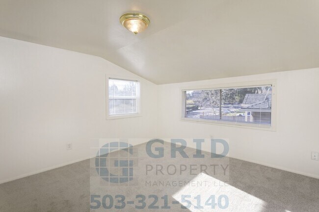 Building Photo - Two Bedroom Apartment Available in Milwaukie!