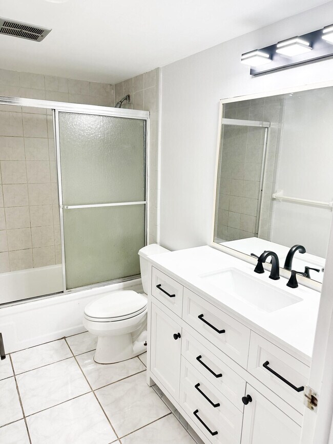 Building Photo - 4010 Inverrary Dr