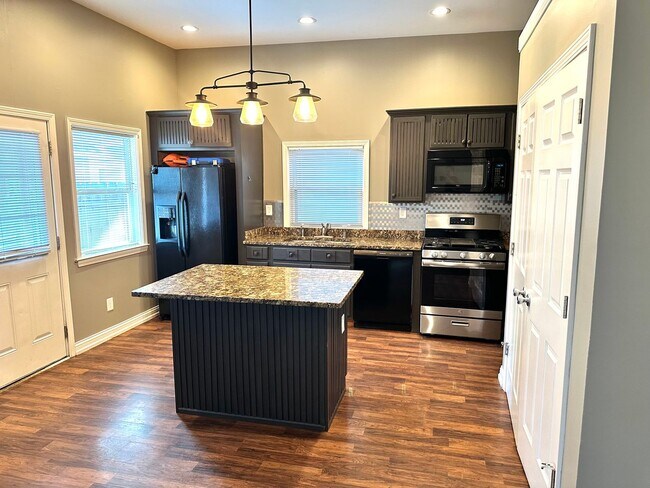 Building Photo - Renovated Germantown House in Great Location