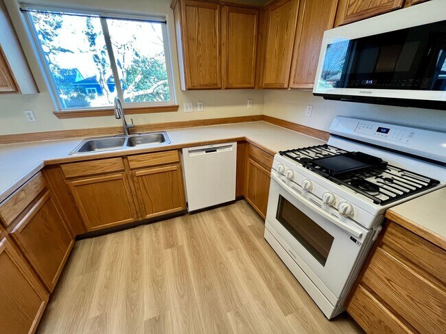 Building Photo - Charming 3-Bedroom/2.5-Bathroom House in the Cathedral Park Neighborhood of St. Johns