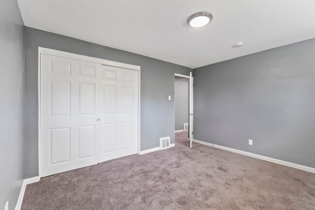 Building Photo - Charming 2-Bedroom unit with Modern Updates