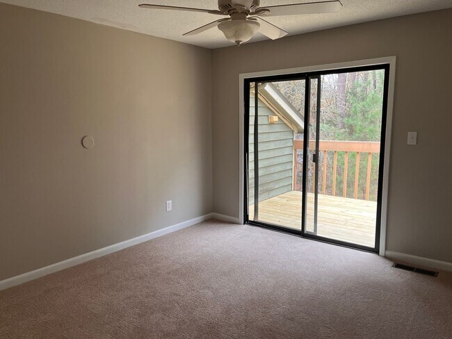 Building Photo - Relax and Enjoy Lake Royale!