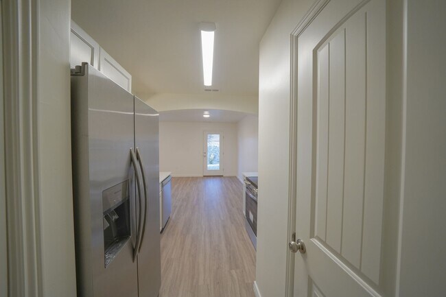 Building Photo - Remodeled 3 Bed / 2.5 Bath Townhome in Great Location