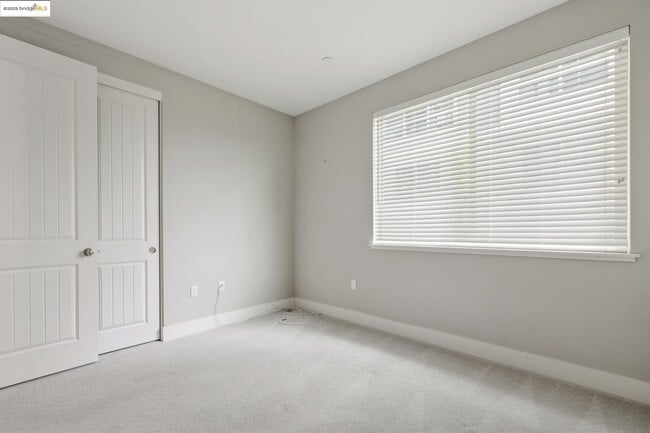 Building Photo - 6733 Skyview Dr