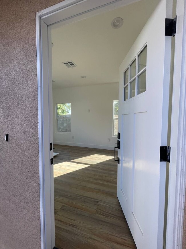 Building Photo - 540 W Elm Ave