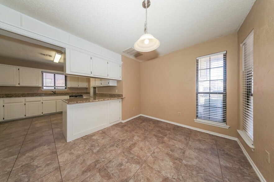 Building Photo - 11040 N Eagle Ln