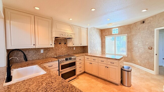 Building Photo - Gorgeous Two (2) Suites--- Executive Style 2BD/2.5BA + Loft, Two-Story TH at The Lake at Canyon L...