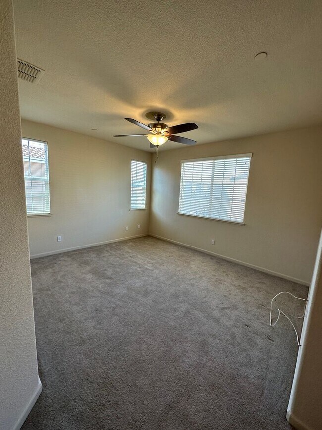 Building Photo - Beautiful 3 Bedroom Lincoln Condo!