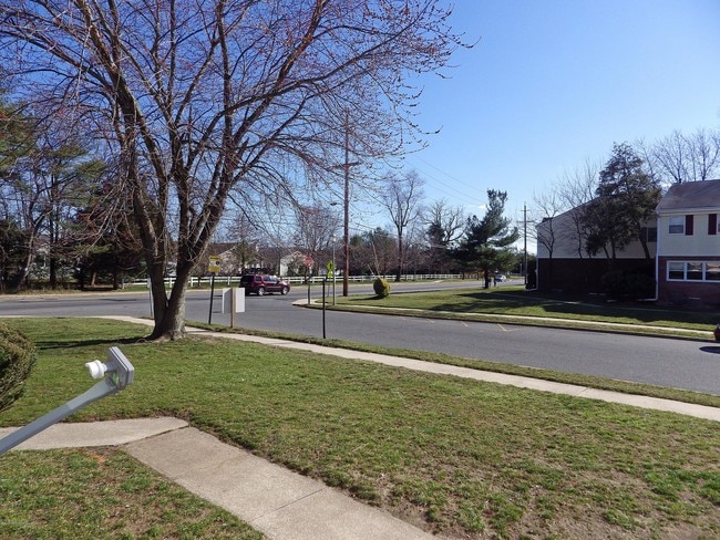 Building Photo - 140 Primrose Ln