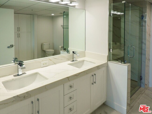 Building Photo - 13700 Marina Pointe Dr