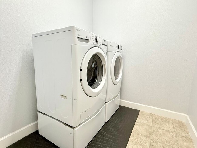 Building Photo - Lifestyle upgrade: Sleek 3Bedrooms/2Baths home in Leesburg’s Seasons at Hillside!