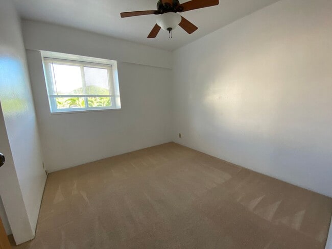 Building Photo - TOWNHOUSE - 3 BED/ 2 BATH/ 1 PARKING AT HARBOR POINTE (Just Listed)