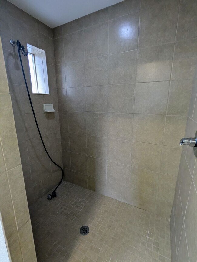 Building Photo - MASSIVE 4-BEDROOM, 3-BATHROOM HOME NEAR DI...