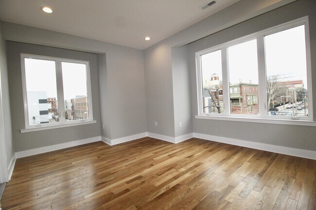Building Photo - 1642 Cambridge St