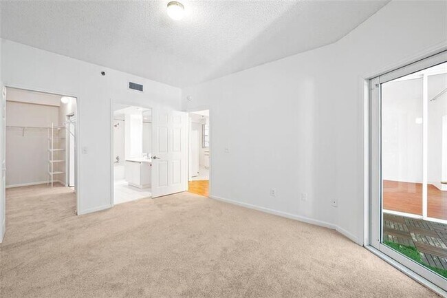 Building Photo - 3205 NE 184th St