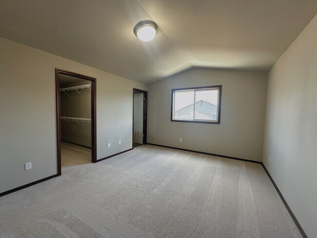 Building Photo - Beautiful 4-Bedroom 2.5-Bathroom Home in M...