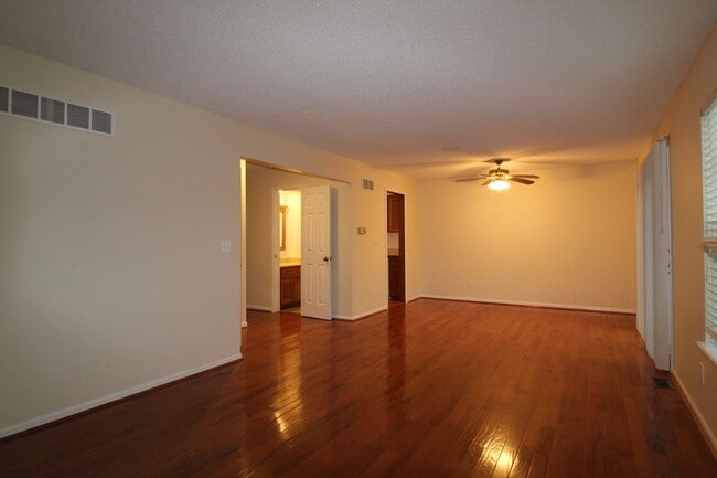 Building Photo - Beautiful 2+ Bedroom 4 Bath Townhome In Ov...