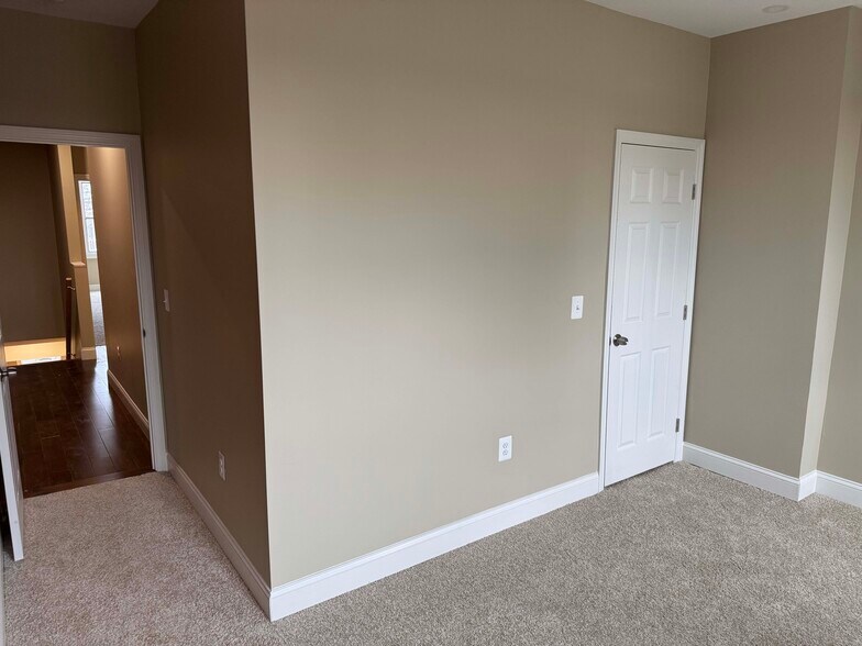 Building Photo - 5 S Augusta Ave