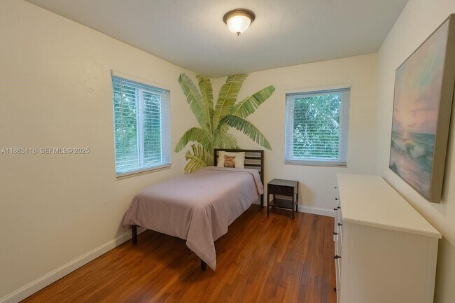 Building Photo - 1055 NE 121st St