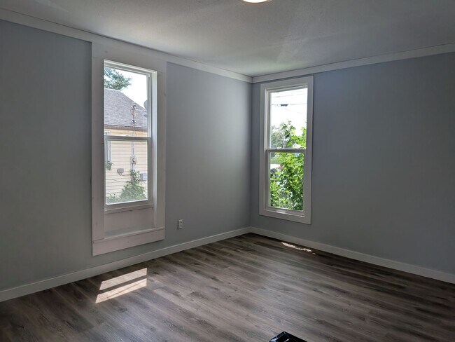 Building Photo - Move in Ready 4 Bed 2 Bath House