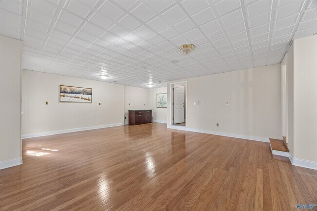 Building Photo - 121 Cheekwood Dr