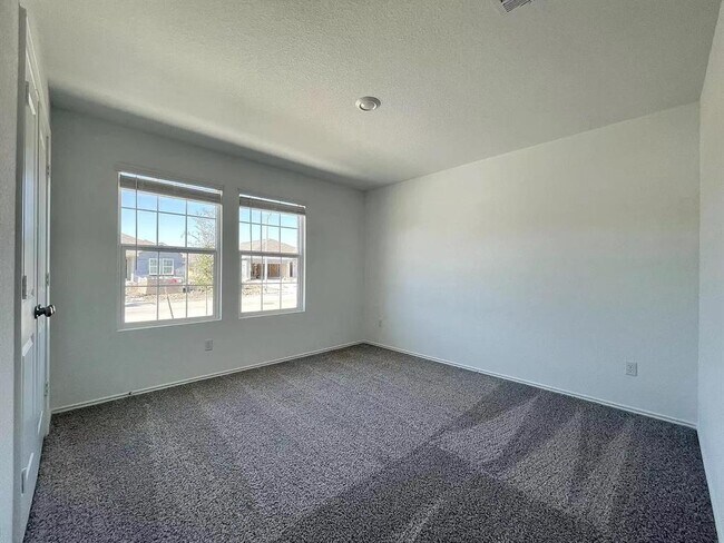 Building Photo - 104 Ulmus St