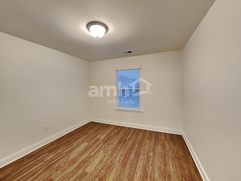 Building Photo - 513 Slew Dr