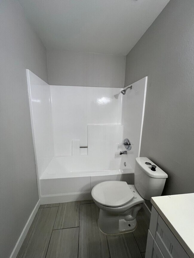 Building Photo - 3 Bedroom, 2 Bathroom