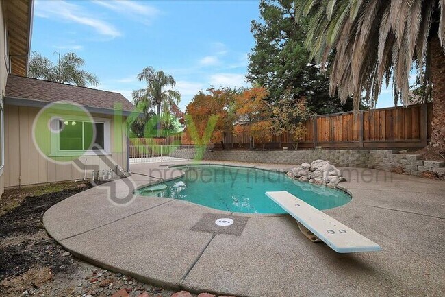 Building Photo - 1330 Kingswood Dr