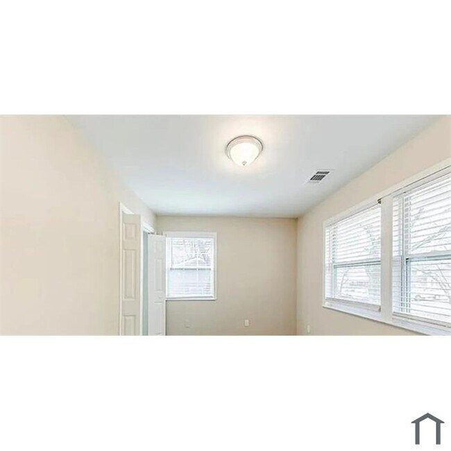 Building Photo - Spring