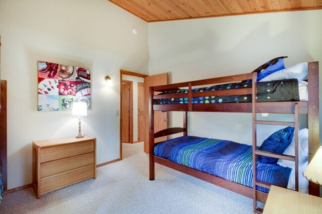 Building Photo - 3 Bedroom 2 Bath Fully Furnished - Sunriver Oregon