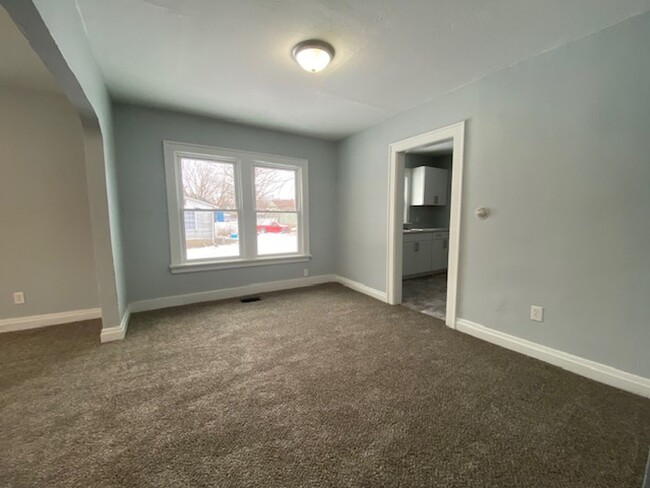 Building Photo - Two bedroom, one bathroom single home in S...