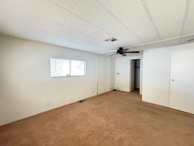 Building Photo - Spacious 2 bedroom