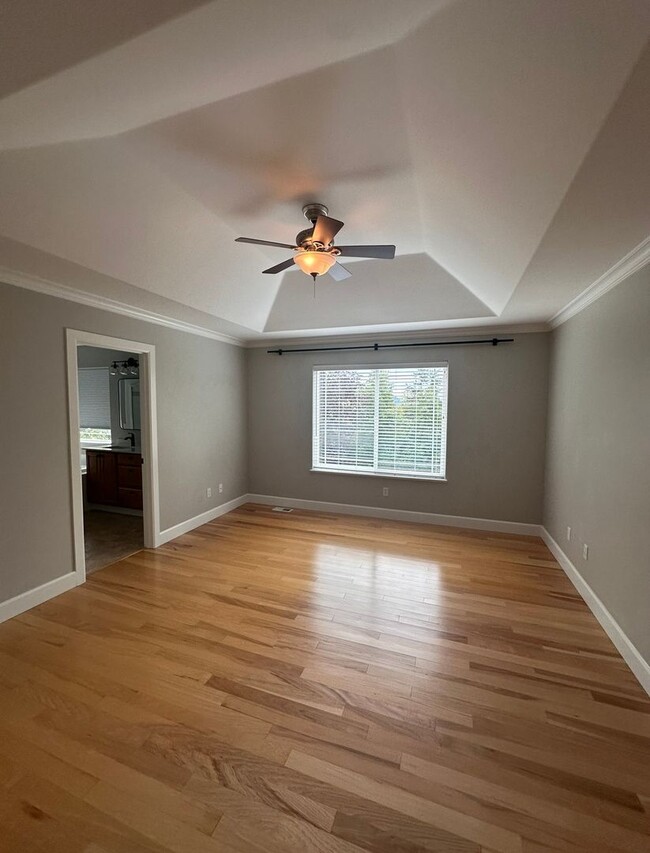 Building Photo - Stunning 3 level home with beautiful views