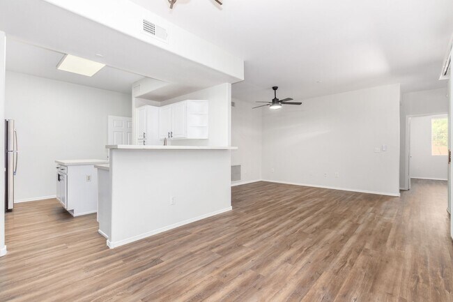 Building Photo - North Scottsdale Large 3 bed condo with attached 2 car garage, 1st floor unit