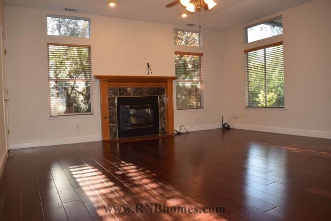 Building Photo - 303 Ironwood Cir