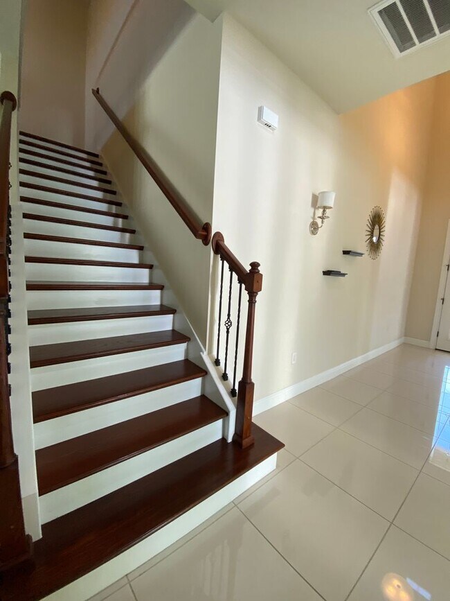 Building Photo - Exquisite 6-Bedroom Estate with Private Po...