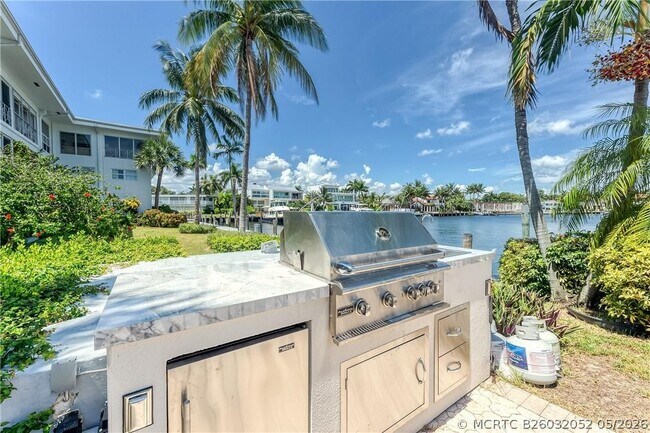 Building Photo - 2717 Yacht Club Blvd