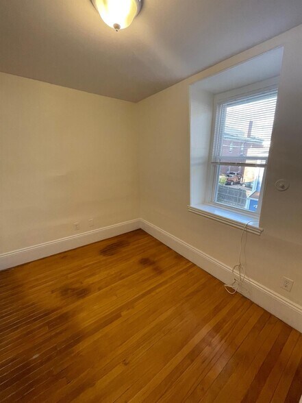 Building Photo - 9 Moore St